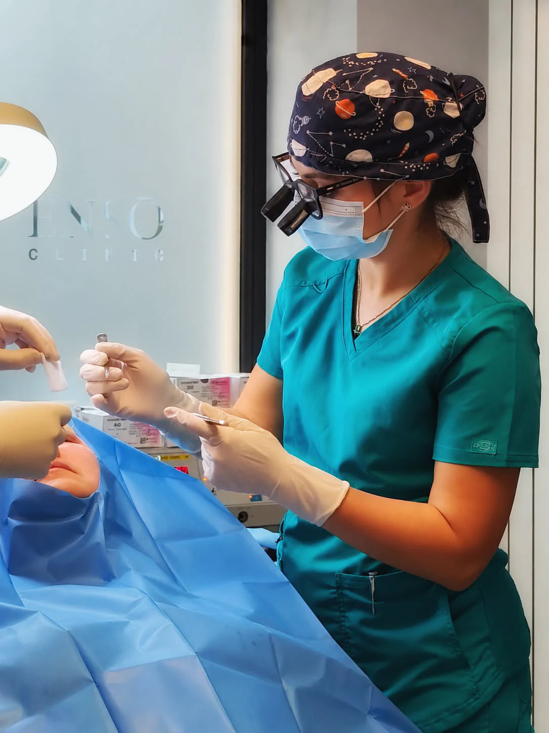 Dr. Dana Cebotari lucrând cu atenție în sala de operație